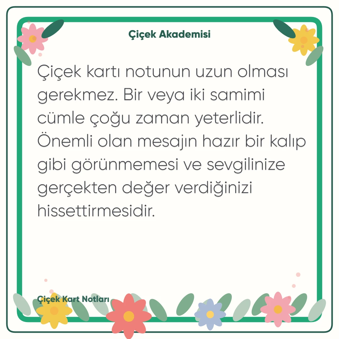 Kart notu görseli 2: Çiçek kartı notunun uzun olması gerekmez. Bir veya iki samimi cümle çoğu zaman yeterlidir. Önemli olan mesajın hazır bir kalıp gibi görünmemesi ve sevgilinize gerçekten değer verdiğinizi hissettirmesidir.