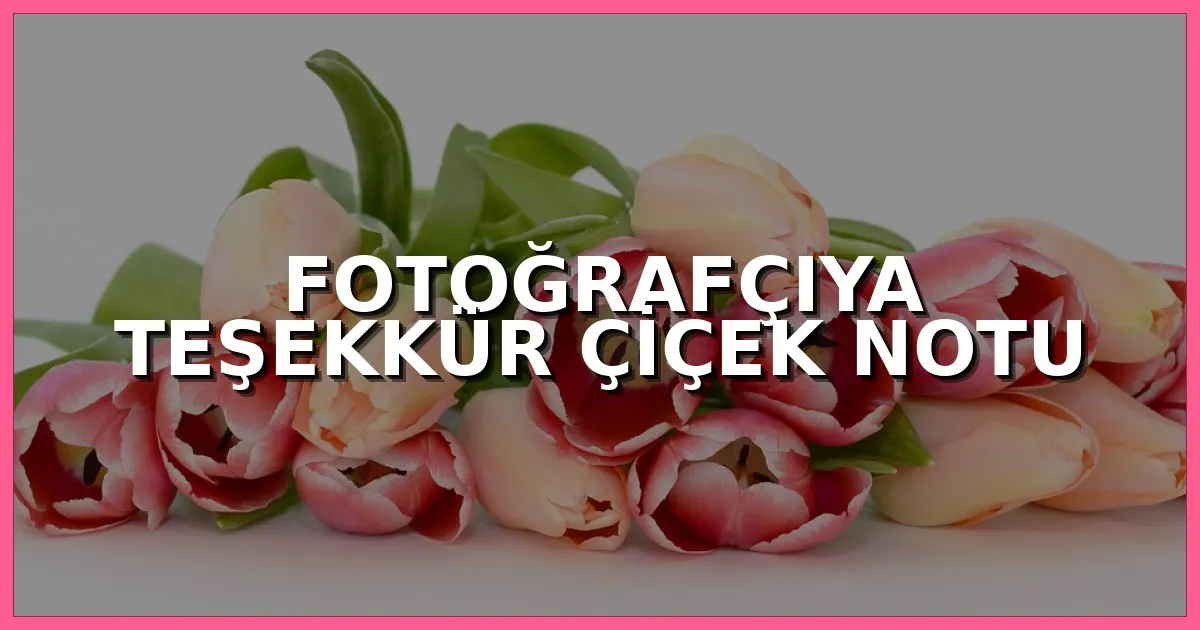 Fotoğrafçıya teşekkür etmek için hazırlanmış zarif çiçek buketi, fotoğraf makinesi ve teşekkür kartı